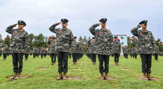 지난 9월 25일 해병대 교육훈련단 연병장에서 열린 신병 1321기(1084명)의 수료식에서 신병들이 국기에 대한 경례를 하고 있다. 뉴스1