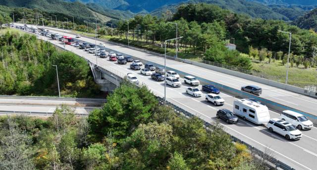 ▲ 추석 대체공휴일 서울양양고속도로 서울방면 내촌IC 주변이 귀경차량들로 정체를 빚고 있다. 김정호 기자