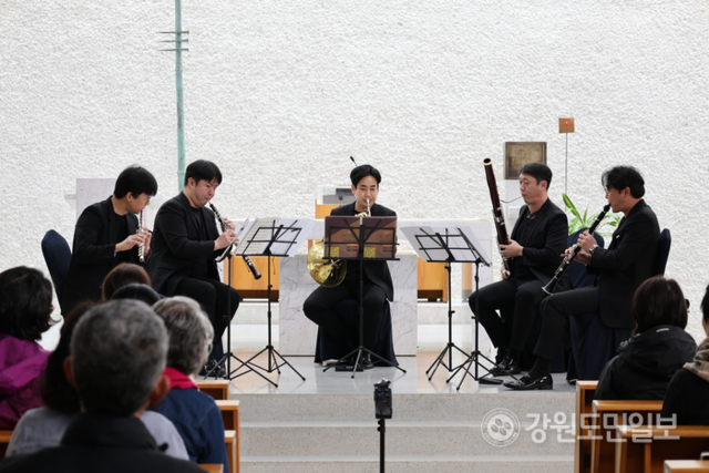 ▲ 23일 오전 강릉 초당성당에서 뷔에르 앙상블이 연주하고 있다. 황선우 기자