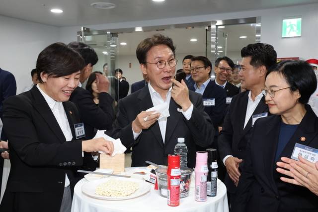▲ 김민석 국무총리가 24일 경상남도 밀양시 삼양식품 밀양공장을 방문, 불닭볶음면을 시식하고 있다. 왼쪽은 송미령 농림축산식품부 장관, 오른쪽은 한성숙 중소벤처기업부 장관. 연합뉴스