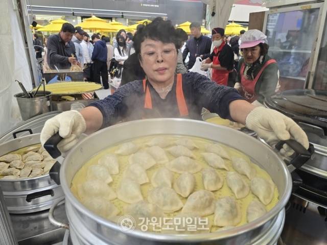 ▲ 2025 원주만두축제가 24일  중앙동 전통시장 일대에서 개막한 가운데 만두부스 업체에서  찐 만두를 선보이고 있다.