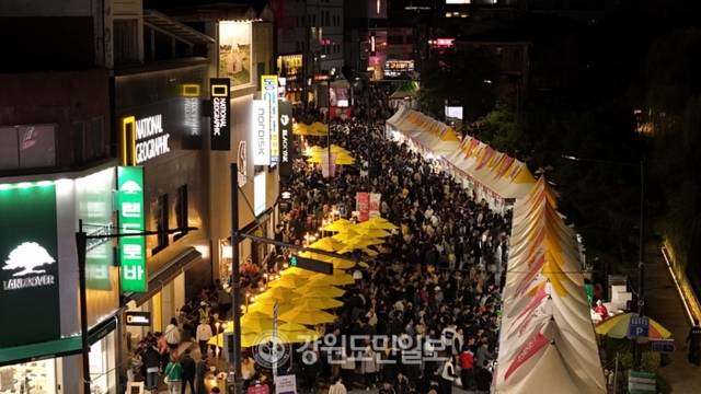 ▲ 2025 원주만두축제가 열린 24일 원일로 일대가 몰려드는 시민과 관광객으로 북적였다.