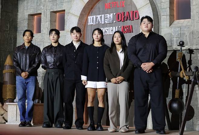 아모띠(왼쪽부터)와 윤성빈, 장호기 PD, 장은실, 최승연, 김민재가 24일 서울 강남구 봉은사로 웨스틴 서울 파르나스에서 열린 넷플릭스 서바이벌 예능 ‘피지컬: 아시아’ 제작발표회에 참석해 포즈를 취하고 있다./사진=뉴스1