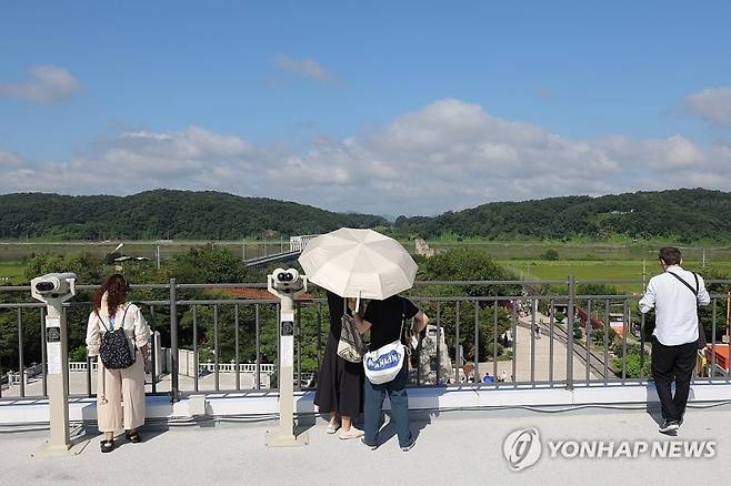 지난달 2일 경기 파주시 임진각에서 방문객들이 임진강 이북 민통선 지역을 바라보고 있다. 연합뉴스