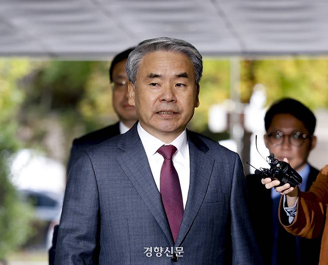 해병대 채모 상병 순직사건 수사외압 의혹의 핵심 피의자인 이종섭 전 국방부 장관이 지난 23일 서울중앙지법에서 열린 구속 전 피의자 심문(영장실질심사)에 출석하고 있다. 문재원 기자