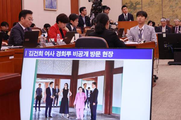 정용석 국립박물관문화재단 사장이 지난 22일 서울 여의도 국회에서 열린 문화체육관광위원회의 국립중앙박물관 등에 대한 국정감사에서 김건희 여사의 경복궁 근정전 어좌 착석 의혹과 관련해 질의에 답하고 있다. 연합뉴스