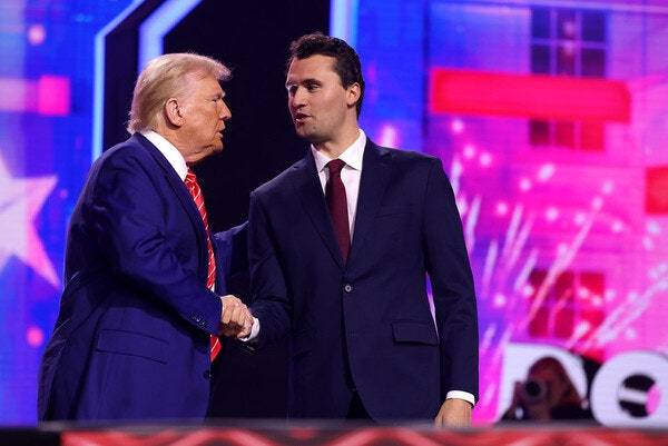 ▲ 2024년 트럼프 대통령과 악수하고 있는 찰리 커크. 사진=flickr