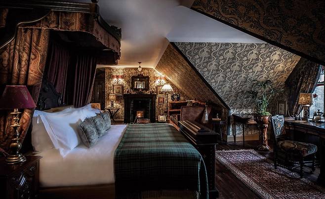 하우저앤워스가 운영하는 호텔 '파이프 암스'는 미술품을 보며 잠들고, 함께 아침을 맞이한다. 단지 5성급 호텔 숙박을 넘어 투숙객은 예술 안에 흡수된다.  Sim Canetty Clarke