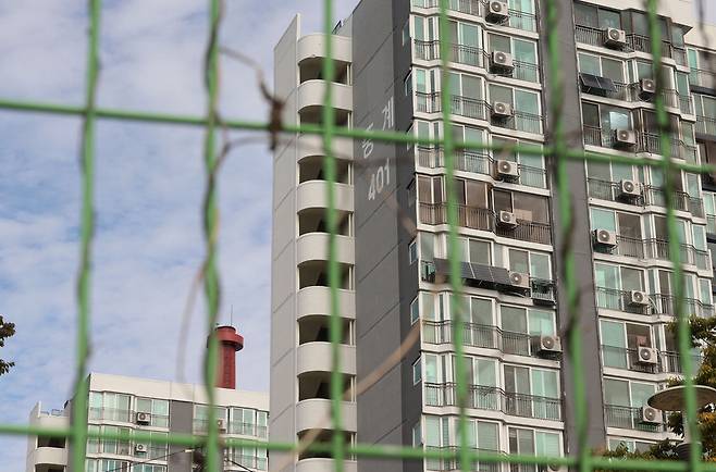 정부의 10·15 부동산 대책 발표 이후 재건축에 어려움을 겪고 있는 서울 노원구 소재 중계주공4·5단지가 외벽 철망 사이로 보이고 있다.  이승환 기자