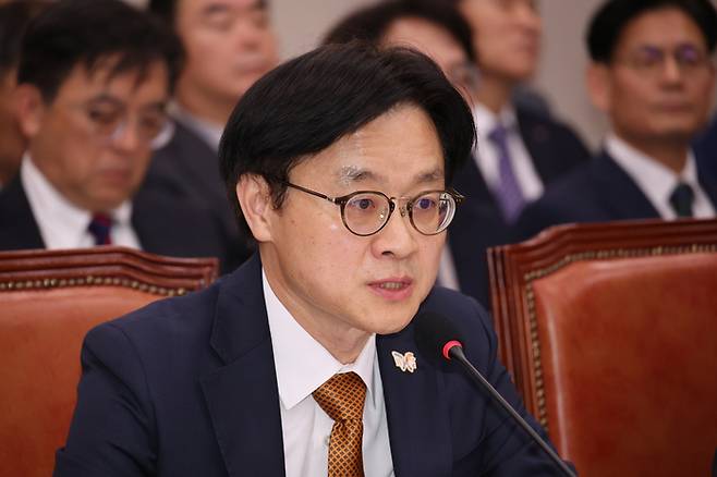 김정관 산업통상부 장관이 24일 서울 여의도 국회 산업통상자원중소벤처기업위원회에서 열린 국정감사에서 의원 질의에 답하고 있다. [연합뉴스]