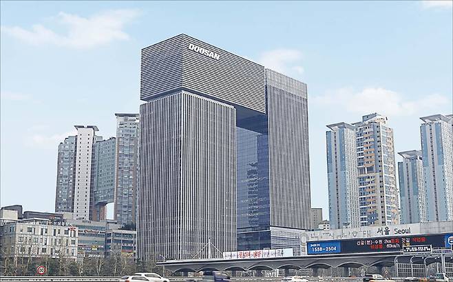 두산그룹이 SK실트론 인수를 추진하면서 재계 관심이 뜨겁다. 사진은 경기도 분당 두산그룹 사옥. (두산그룹 제공)