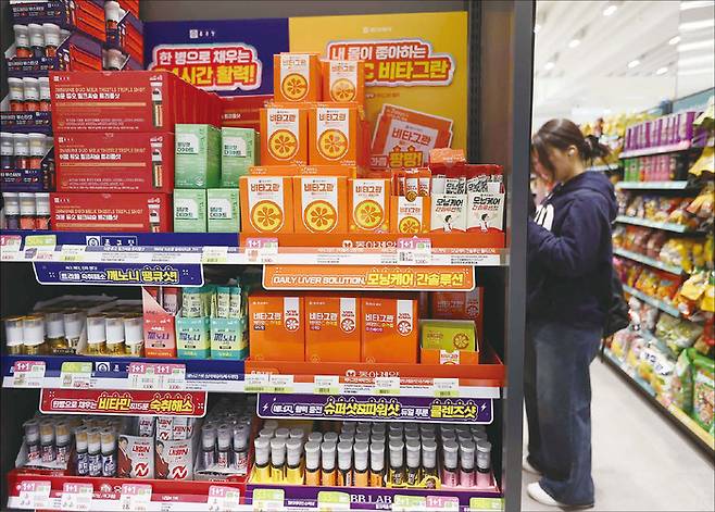 편의점 역할이 확대되는 중이다. 건기식, 뷰티, 의류 등 판매 품목이 확대되는 건 물론 지역 기반 복합 서비스 플랫폼으로 거듭나는 중이다. 이에 따라 대형 점포 중요성도 부각되고 있다. 사진은 서울 중구 명동 CU 편의점에서 방문객들이 건강기능식품을 살펴보고 있는 모습. (연합뉴스)