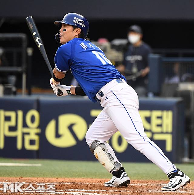 5월 31일 서울 잠실야구장에서 ‘2025 KBO리그’ 삼성 라이온즈와 LG 트윈스의 경기가 열렸다. 8회초 2사에서 삼성 류지혁이 안타를 치고 있다. 사진=천정환 기자