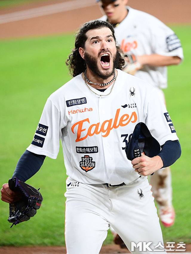 24일 오후 대전 한화생명볼파크에서 ‘2025 신한 SOL Bank KBO 포스트시즌’ 한화 이글스와 삼성 라이온즈의 플레이오프(5전 3선승제) 5차전이 열렸다. 5회초 2사에서 한화 선발 폰세가 삼성 디아즈를 삼진처리한 후 포효하고 있다. 사진(대전)=김영구 기자