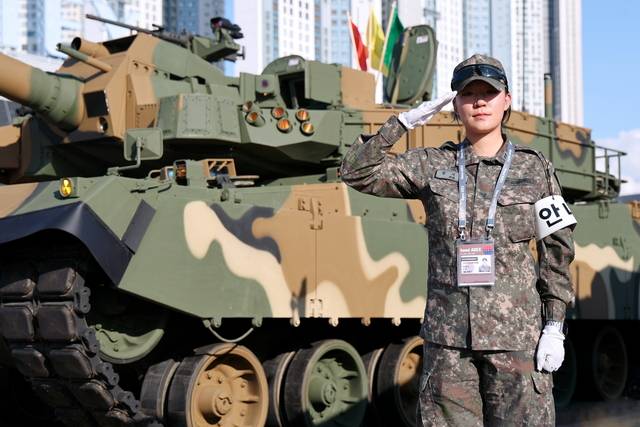 56t 무게의 K2 흑표전차를 자유자재로 다루는 김지현 하사. 조종수는 물론 포수 임무를 수행해 전투 사격 유공 표창을 받은 A급 전사다. 자동장전 방식의 K2 전차 승무원이지만 만약의 사태에 34kg의 전차포탄을 운반하고 장전할 수 있도록 헬스에 열중하는 김 하사는 “세계 최강의 K2 전차의 우수성을 설명하면서 또 다른 보람과 자부심을 느낀다”고 말했다. 킨텍스(고양)=서울 아덱스 2025 공동운영본부 제공