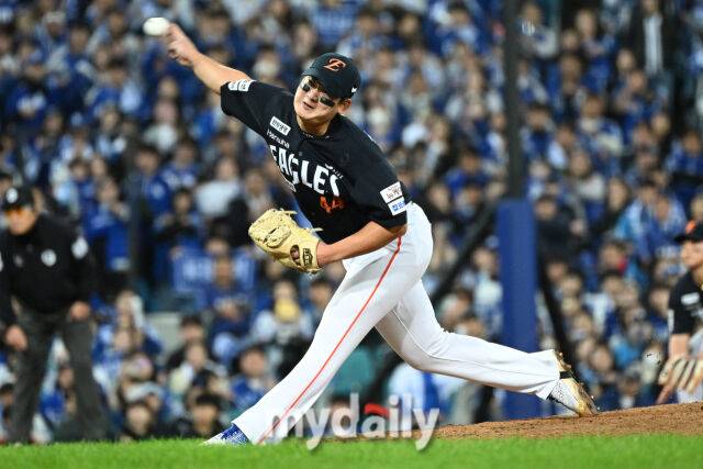 22일 대구 삼성라이온즈파크에서 열린 '2025 신한 SOL BANK KBO 포스트 시즌' 삼성 라이온즈와 한화 이글스 플레이오프(PO) 4차전 경기. 한화 김서현이 6회말 무사 1-2루에 교체되 마운드에 올라 힘차게 투구하고 있다./대구=한혁승 기자 hanfoto@mydaily.co.kr