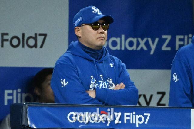 22일 대구 삼성라이온즈파크에서 열린 '2025 신한 SOL BANK KBO 포스트 시즌' 삼성 라이온즈와 한화 이글스 플레이오프(PO) 4차전 경기. 삼성 박진만 감독이 경기를 지켜보고 있다./대구=한혁승 기자 hanfoto@mydaily.co.kr