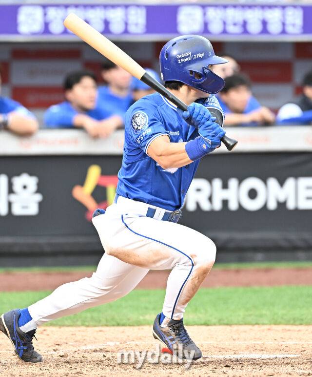 19일 오후 대전광역시 중구 대전한화생명볼파크에서 진행된 '2025 프로야구 KBO리그 포스트시즌' 플레이오프(PO) 2차전 한화이글스와 삼성라이온즈의 경기. 삼성 김성윤이 4회초 1사 1루서 안타를 치고 있다./마이데일리