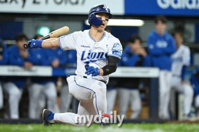22일 대구 삼성라이온즈파크에서 열린 '2025 신한 SOL BANK KBO 포스트 시즌' 삼성 라이온즈와 한화 이글스 플레이오프(PO) 4차전 경기. 삼성 김성윤이 3회말 1사 1루 헛스윙에 한화 선발 정우주에게 삼진을 당하고 있다./마이데일리