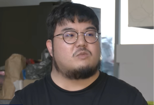 사고 이후 휠체어 신세를 지게 된 성악가 안영재 씨. / 유튜브 'MBC NEWS'