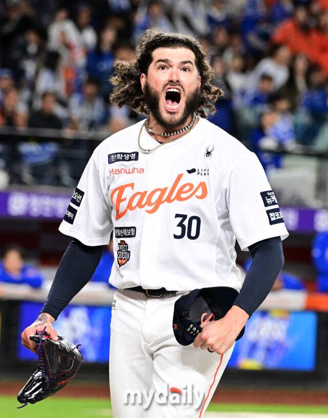 2025년 10월 24일 오후 대전한화생명볼파크에서 열린 '2025 신한 SOL BANK KBO 포스트 시즌' 삼성 라이온즈와 한화 이글스의 플레이오프(PO) 5차전 경기. 한화 선발투수 폰세가 5이닝 1실점 투구를 한 뒤 포효하고 있다./대전=유진형 기자 zolong@mydaily.co.kr