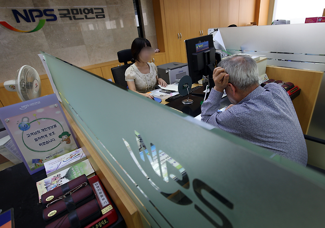 은퇴 후 자영업자가 늘어나면서 노년층이 금융 취약계층으로 전락하는 사례가 늘고 있다. 사진은 서울 중구 충무로 국민연금공단 종로중구지사 종합민원실에서 백발의 한 어르신이 국민연금 납부 관련 상담을 받는 모습. [연합]