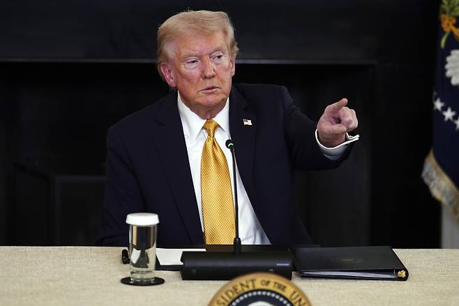 도널드 트럼프 미국 대통령이 23일(현지시간) 백악관에서 국토안보부 TF팀과 대화하고 있다. [EPA]