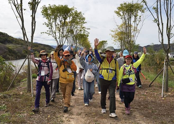 한국관광공사 DMZ 평화의 길 걷기로드 참가자들