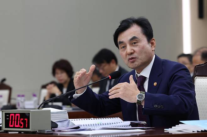 안규백 국방부 장관이 지난 13일 서울 용산구 국방부 청사에서 열린 국방위원회의 국방부 등에 대한 국정감사에 참석해 의원들의 질의에 답변하고 있다. [국회사진기자단]