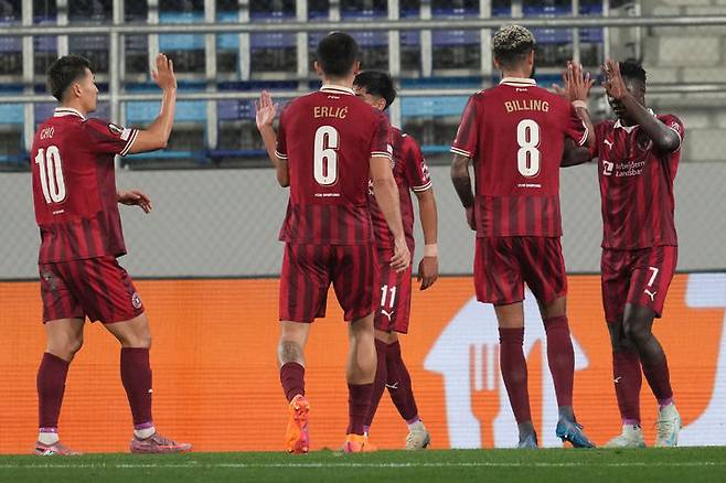 [바카토폴라=AP/뉴시스] 미트윌란(덴마크)의 조규성(왼쪽)이 23일(현지 시간) 세르비아 바카토폴라의 TSC 아레나에서 열린 2025-26 유럽축구연맹(UEFA) 유로파리그(UEL) 리그 페이즈 3차전 마카비 텔아비브(이스라엘)와 경기 전반 43분 프랑쿨리노 지유의 선제골에 동료들과 함께 축하하고 있다. 조규성은 전반을 소화했고 미트윌란은 3-0으로 승리해 3연승으로 UEL 선두에 올랐다. 2025.10.24.