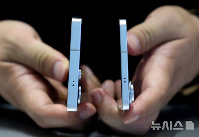 [서울=뉴시스] 김진아 기자 = 삼성전자가 초슬림 스마트폰 갤럭시 S25 엣지를 국내에 출시한 23일 서울 마포구 삼성스토어 홍대에서 시민들이 갤럭시 S25 엣지를 살펴보고 있다.  갤럭시 S25 엣지는 역대 갤럭시 S시리즈 중 가장 얇은 디자인에도 견고한 내구성을 갖춘 게 특징이다. 5.8㎜ 두께와 163g 무게로 초슬림·초경량 디자인을 구현했다. 2025.05.23. bluesoda@newsis.com