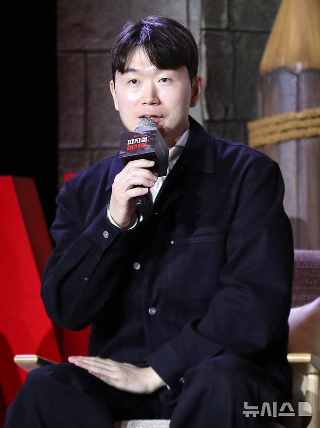 [서울=뉴시스] 김혜진 기자 = 장호기 감독이 24일 오후 서울 강남구 웨스틴 서울 파르나스에서 열린 넷플릭스 예능 프로그램 ‘피지컬: 아시아’ 제작발표회에서 인사말을 하고 있다. 2025.10.24 jini@newsis.com