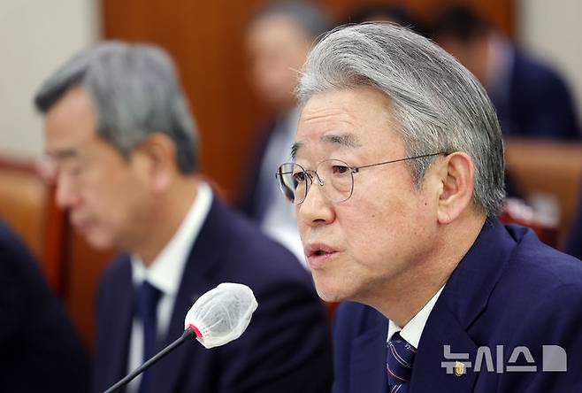 [서울=뉴시스] 김명년 기자 = 강호동 농협중앙회장이 24일 오전 서울 여의도 국회 농림축산식품해양수산위원회에서 열린 농협중앙회-한국마사회 등에 대한 국정감사에서 질의에 답하고 있다. 2025.10.24. kmn@newsis.com
