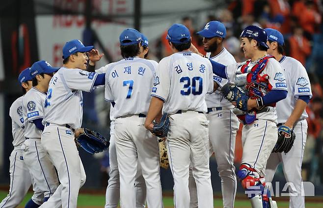 [대구=뉴시스] 이무열 기자 = 22일 대구 수성구 삼성라이온즈파크에서 열린 2025 신한 SOL 뱅크 KBO 포스트시즌 플레이오프 4차전 한화 이글스와 삼성 라이온즈의 경기, 7-4로 승리한 삼성 선수들이 기뻐하고 있다. 2025.10.22. lmy@newsis.com