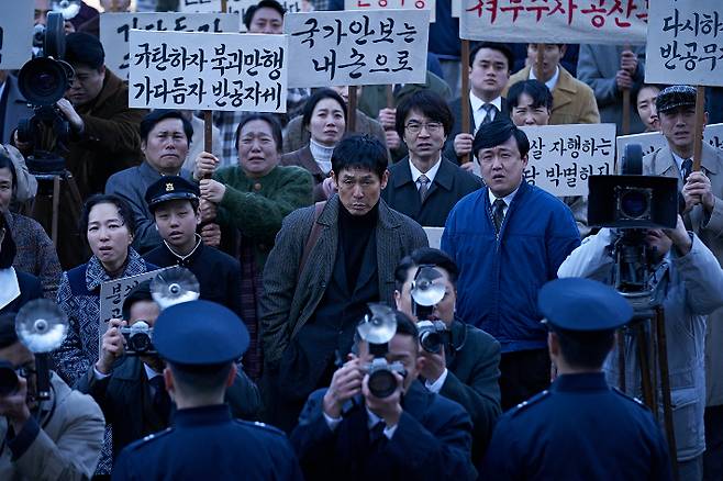 넷플릭스 영화 '굿뉴스'는 1970년 3월 일본에서 납치돼 북한으로 향하던 항공기를 평양공항으로 위장한 김포공항에 착륙시키며 발생한 이른바 '요도호 납치 사건'을 재구성한 작품이다. 넷플릭스 제공