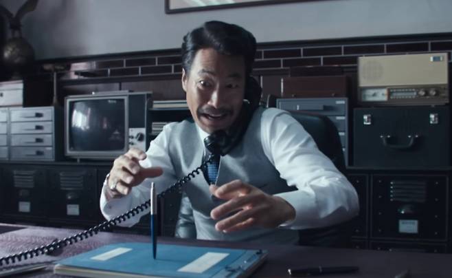 넷플릭스 영화 '굿뉴스'에는 박상현(류승범)과 아무개(설경구)가 계단에서 위치가 뒤바뀌는 장면 등 상징적인 연출도 담겨 있다. 이는 향후 두 인물의 관계 변화를 암시하는 설정이다.