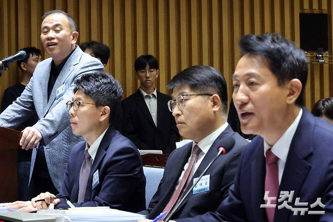 '정치 브로커'로 알려진 명태균씨(왼쪽)가 23일 오후 서울 중구 서울시청에서 열린 국회 행정안전위원회의 서울시청 국정감사에서 질의에 답변을 하는 오세훈 서울시장(오른쪽)을 바라보고 있다. 윤창원 기자