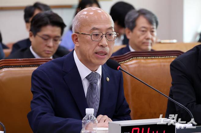 조원철 법제처장이 24일 서울 여의도 국회 법제사법위원회에서 열린 법제처에 대한 국정감사에서 의원 질의에 답변을 하고 있다. 윤창원 기자