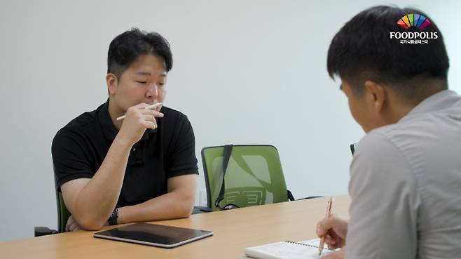 한국식품산업클러스터진흥원 공유주방에 대해 상담을 받는 모습. 노컷TV 캡처
