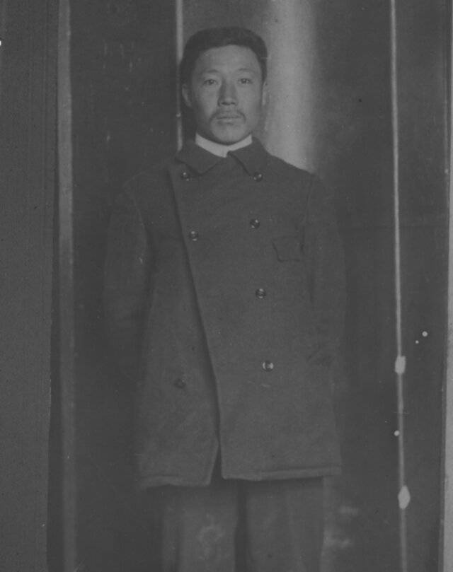 러시아 동청철도 헌병관리국 조사실에서 1909년 10월26일 오전 9시30분에서 오후 10시10분 사이 찍힌 것으로 추정되는 안중근 의사. 국가편찬위원회