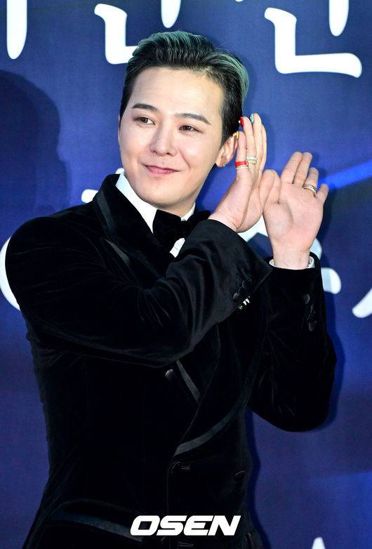 [OSEN=최규한 기자] 23일 오후 서울 장충동 국립극장 해오름극장에서&nbsp;'2025&nbsp;대한민국 대중문화예술상' 레드카펫 행사가 열렸다.올해로 16회를 맞이한 '대중문화예술상'은 대중문화예술인들의 사회적 위상과 창작 의욕을 높이고, 대중문화예술산업 발전에 이바지한 이들의 공을 기리고자 마련된 대중문화예술 분야 최고 권위의 정부 포상이다.가수 지드래곤이 레드카펫을 밟고 있다. 2024.10.23 / dreamer@osen.co.kr