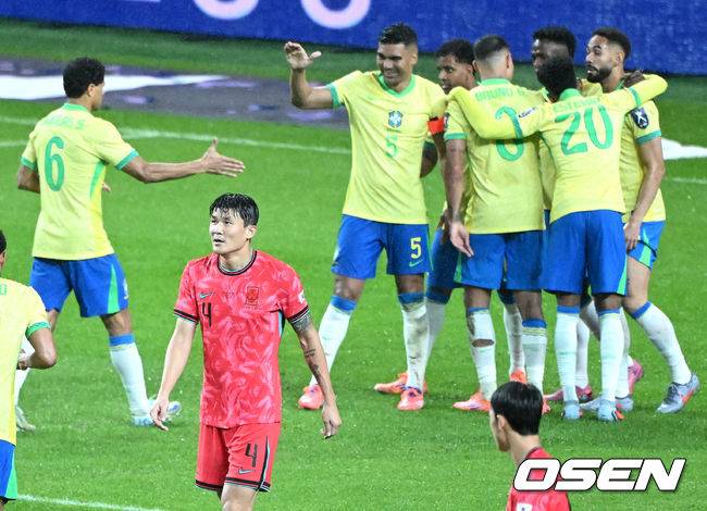 [OSEN=서울월드컵경기장, 이대선 기자] 홍명보 감독이 이끄는 대한민국 대표팀은 10일 오후 서울월드컵경기장에서 '세계 최강' 브라질과 A매치 평가전을 가졌다.한국이 브라질을 상대로 마지막으로 웃은 건 1999년 3월 28일이었다. 당시 잠실에서 열린 친선경기에서 김도훈의 결승골로 1-0 승리를 거뒀다. 다만, 그 승리가 마지막이었다. 한국은 브라질을 상대로 1승 1무 8패에 그쳤다. 브라질과의 이번 경기는 단순한 친선전이 아닌, 2026 북중미 월드컵을 향한 본격적인 시험대다. 후반 한국 김민재가 실점 후 아쉬워하고 있다. 2025.10.10 /sunday@osen.co.kr