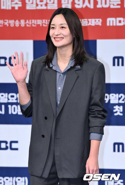 [OSEN=조은정 기자]MBC 새 예능 ‘신인감독 김연경’ 제작발표회가 24일 서울 마포구 상암 MBC 골든마우스홀에서 열렸다.오는 28일 첫 방송하는 MBC 새 예능 프로그램 ‘신인감독 김연경’은 신인감독으로 돌아온 배구계의 전설 배구 황제 김연경의 구단 창설 프로젝트다.전 배구선수 표승주가 포즈를 취하고 있다.  2025.09.24 /cej@osen.co.kr