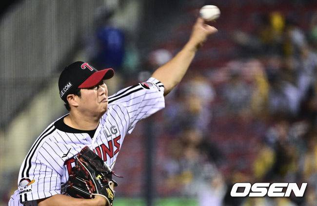 [OSEN=잠실, 조은정 기자]6일 오후 서울 잠실구장에서 ‘2025 신한 SOL Bank KBO리그’ LG 트윈스와 두산 베어스의 경기가 열렸다. 8회초 LG 함덕주가 역투하고 있다. 2025.08.06 /cej@osen.co.kr