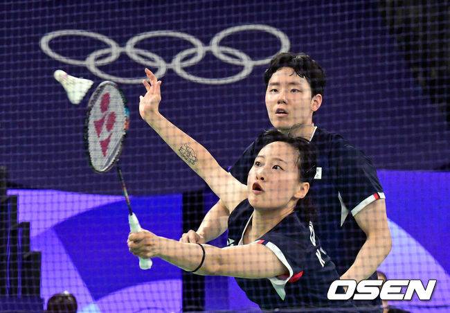 [OSEN=파리(프랑스), 최규한 기자] 1일(한국시각) 프랑스 파리 포르트 드 라 샤펠 아레나에서 ‘2024 파리올림픽’ 배드민턴 혼성 복식 8강 한국 서승재-채유정 조와 홍콩 탕천만-체잉수 조의 경기가 열렸다.한국 서승재-채유정은 홍콩을 물리치고 4강에 진출했다.한국 서승재-채유정 조가 경기를 펼치고 있다. 2024.08.01 / dreamer@osen.co.kr