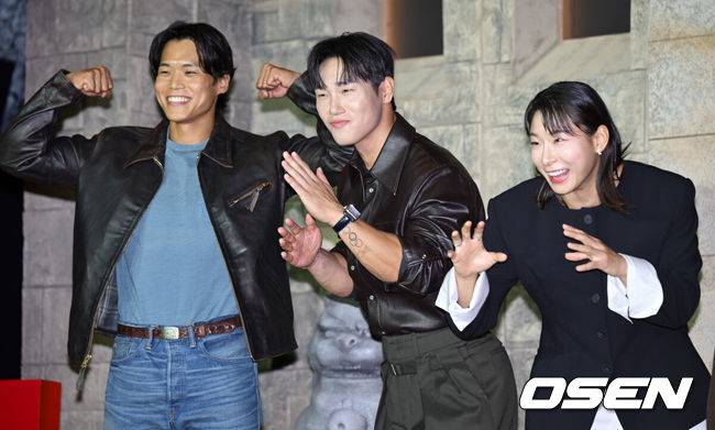 [OSEN=조은정 기자] 넷플릭스 '피지컬: 아시아' 제작발표회가 24일 오후 서울 강남구 웨스틴 서울 파르나스에서 열렸다.피지컬: 아시아는 한국, 일본, 태국, 몽골, 튀르키예, 인도네시아, 호주, 필리핀 등 8개국이 국기를 걸고 펼치는 피지컬 전쟁이다.&nbsp;아모띠, 윤성빈, 장은실이 포즈를 취하고 있다. 2025.10.24 /cej@osen.co.kr