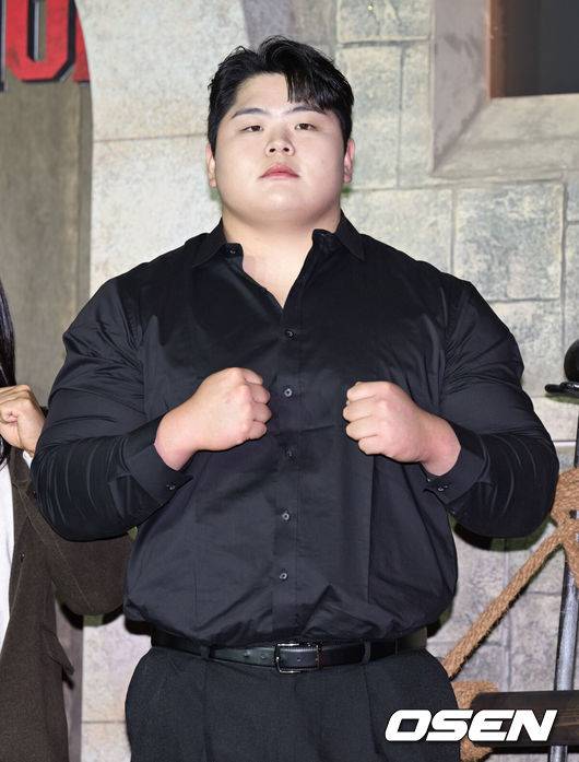 [OSEN=조은정 기자] 넷플릭스 '피지컬: 아시아' 제작발표회가 24일 오후 서울 강남구 웨스틴 서울 파르나스에서 열렸다.피지컬: 아시아는 한국, 일본, 태국, 몽골, 튀르키예, 인도네시아, 호주, 필리핀 등 8개국이 국기를 걸고 펼치는 피지컬 전쟁이다.&nbsp;김민재가 포즈를 취하고 있다. 2025.10.24 /cej@osen.co.kr