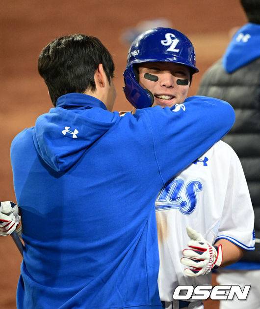 [OSEN=대구, 조은정 기자]프로야구 삼성 라이온즈가 아직 플레이오프는 끝나지 않았다고 외쳤다. 김영웅의 미친 대활약에 힘입어 시리즈를 5차전으로 끌고 간다.삼성은 22일 대구 삼성 라이온즈파크에서 열린 '2025 신한 SOL뱅크 KBO리그' 포스트스진 플레이오프 4차전 한화 이글스와의 경기에서 7-4로 역전승을 거뒀다. 이로써 삼성은 시리즈 전적 2승2패를 만들며 승부를 5차전까지 끌고 갔다. 5차전은 오는 24일 대전 한화생명볼파크에서 열린다. 이날 김영웅이 동점 스리런 홈런과 역전 스리런 홈런을 연달아 뽑아내며 승리를 이끌었다. 김영웅은 이날 6타점을 더하면서 2017년 두산 오재일과 함께 단일 플레이오프 최다 타점(12타점) 타이를 이뤘다.7회말 1사 1,2루 삼성 김영웅이 역전 3점 홈런을 날린 뒤 원태인의 축하를 받고 있다. 6회 동점 3점 홈런에 이은 멀티 홈런. 2025.10.22 /cej@osen.co.kr