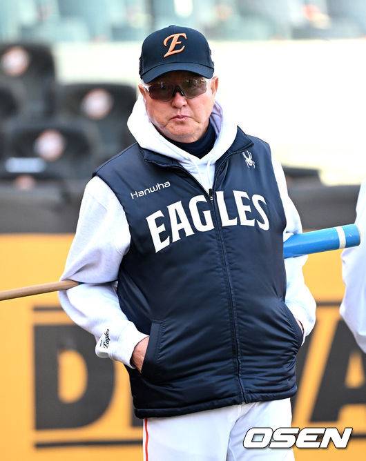 [OSEN=대전, 이대선 기자] 24일 오후 대전 한화생명볼파크에서 2025 신한 SOL Bank KBO리그 포스트시즌 플레이오프 5차전 한화 이글스와 삼성 라이온즈의 경기가 열렸다.한화는 코디 폰세, 삼성은 최원태를 선발 투수로 내세웠다.경기에 앞서 한화 김경문 감독이 훈련 중인 선수들을 바라보고 있다. 2025.10.24 /sunday@osen.co.kr