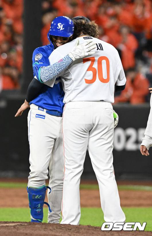 [OSEN=대전, 손용호 기자] 24일 오후 대전 한화생명볼파크에서 2025 신한 SOL Bank KBO리그 포스트시즌 플레이오프 5차전 한화 이글스와 삼성 라이온즈의 경기가 열렸다.한화는 코디 폰세, 삼성은 최원태를 선발 투수로 내세웠다.3회초 1사 1루 디아스가 자신의 타구에 맞은 폰세를 위로하고 있다. 2025.10.24 /spjj@osen.co.kr